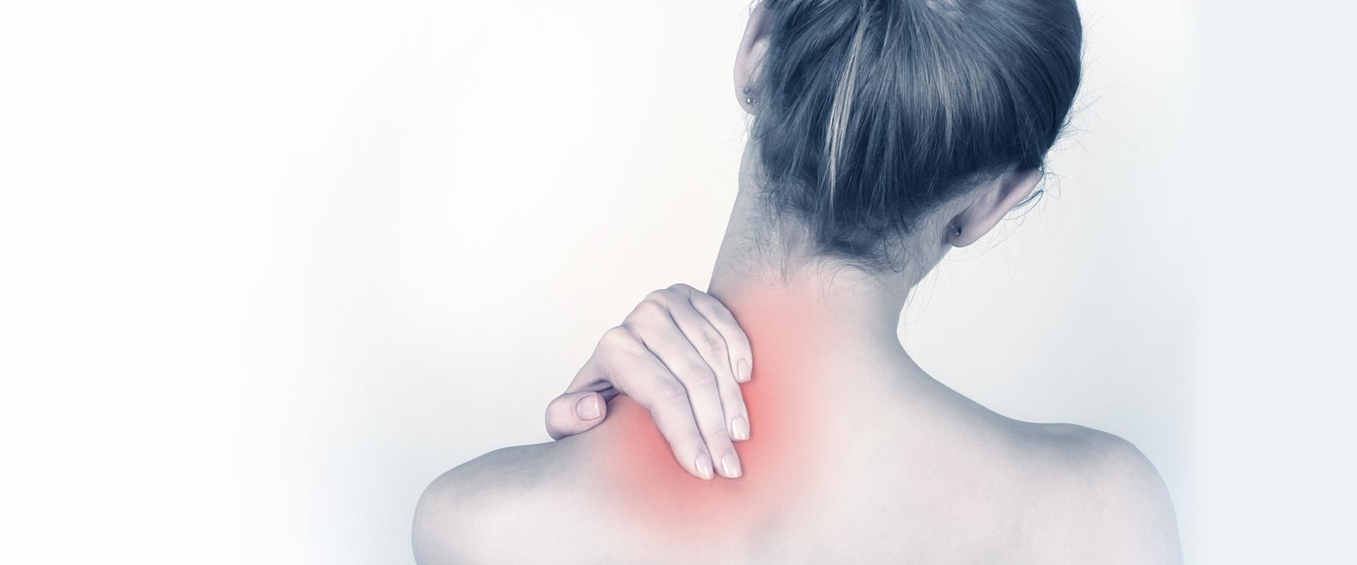 Болит правое плечо отдает в шею. Дискомфорт в шее с левой стороны. Боль между шеей и плечом. Боль в плече и шее.